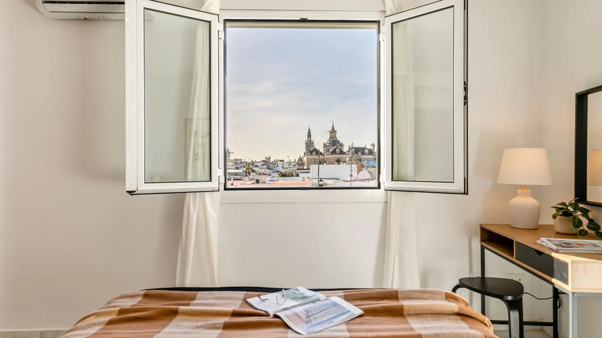 Avanti Las Setas, En El Corazon De Sevilla Y Con Vistas A La Giralda